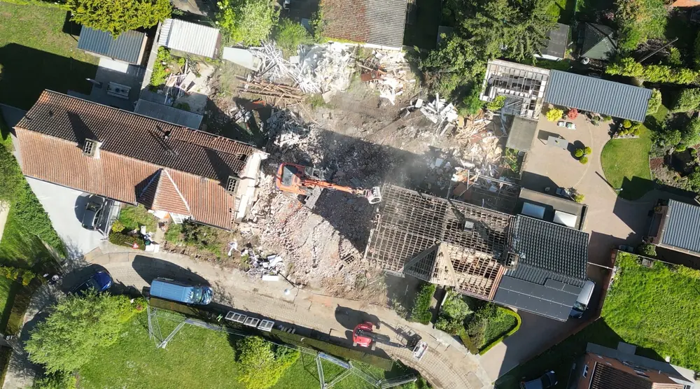 Gesloopte loods met opgeruimd puin