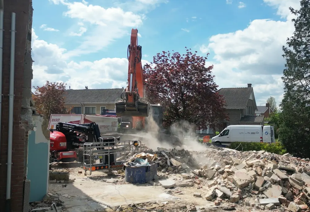 Graafmachine breekt een muur af
