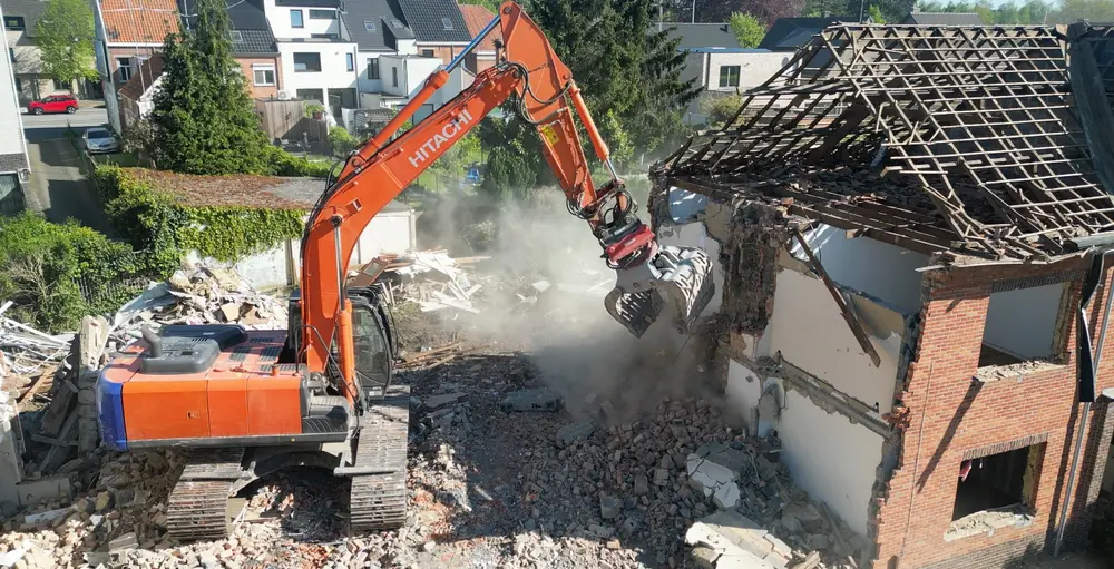 Afbraakwerken met graafmachine